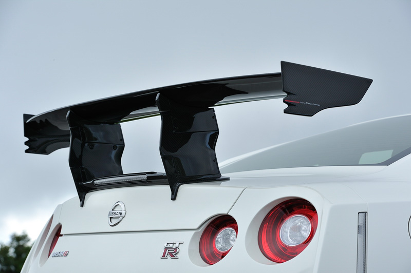 複雑な形状のドライカーボン製リアウイング。高さ調整は2段階、角度調整は12段階となる