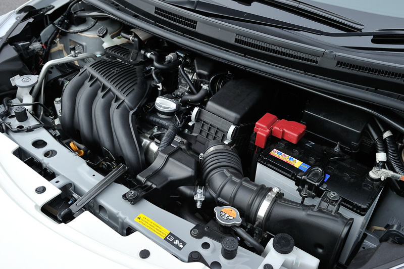 スポーツリセッティングされた専用ECMは、スポーツドライビング領域までは特化しないものの、アクセル操作に対するリニアリティとレスポンスを重視