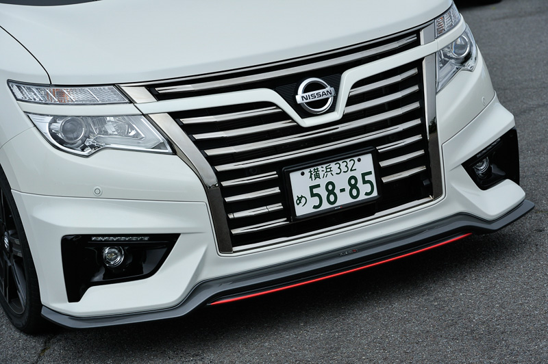 アンダースポイラー一体型のフロントバンパーは、LEDデイタイムランニングライトを標準装備