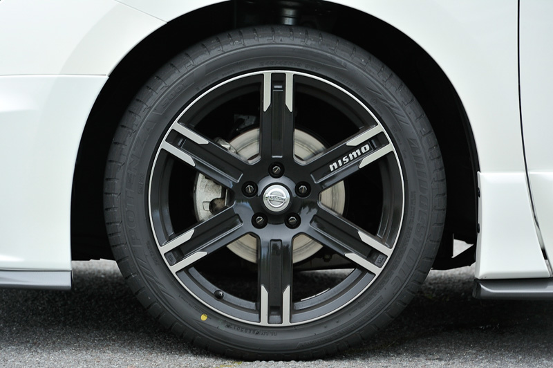 GT500の技術を生かし、軽さと剛性を両立させる19インチ「LMX6」アルミホイール。カラーは「ニスモブラック×ダイヤモンドミラーカット」（写真）と「クロームカラーコート」の2種類