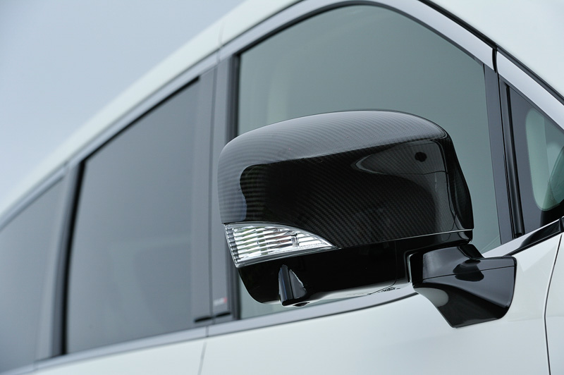 カーボンドアミラーカバーもレースで培った空力テクノロジーをフィードバックしたもので、空気抵抗を抑えるデザインとなっている