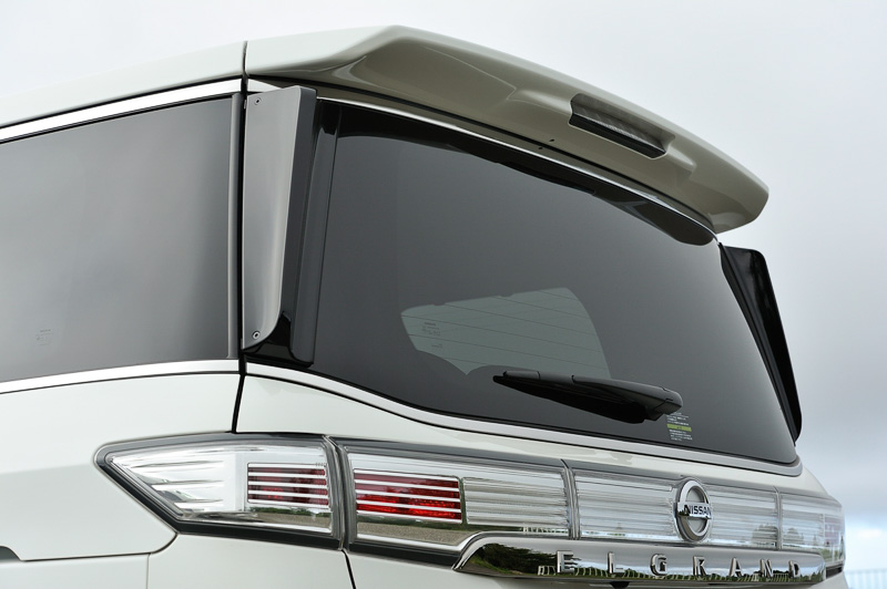 スーパーブラックに塗装されたリアサイドスポイラーはボルトと両面テープを使って装着される