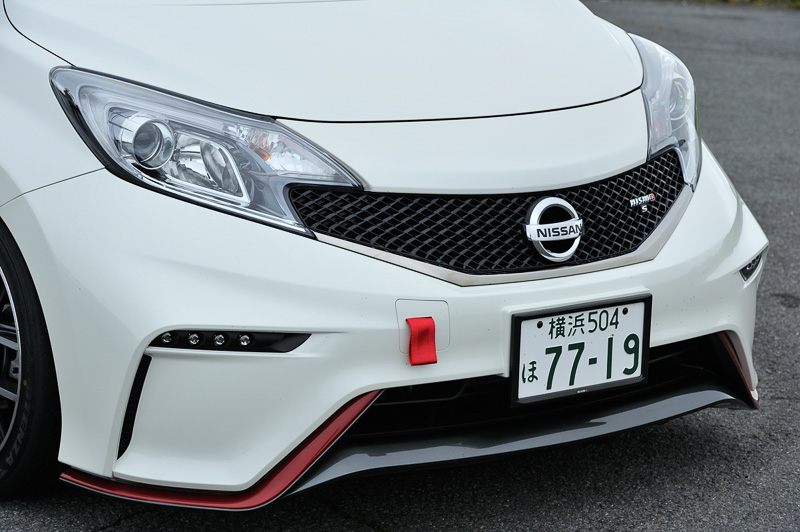 車幅灯連動式のLEDハイパーデイライトを備える専用フロントバンパー。「NISMO S」のバッヂを備えるフロントグリルも専用品