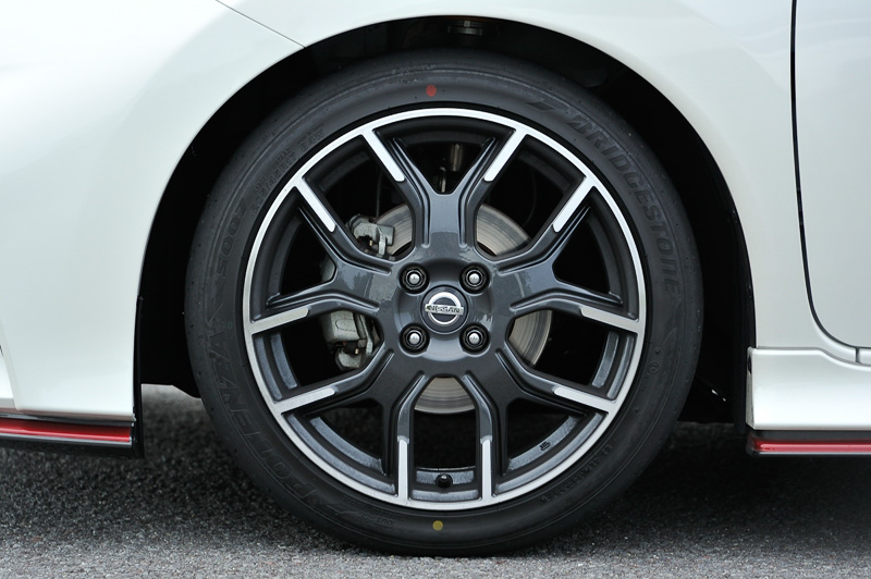 通常のノートはリアブレーキがドラム式になるが、ノート NISMO Sは4輪ディスクブレーキを採用