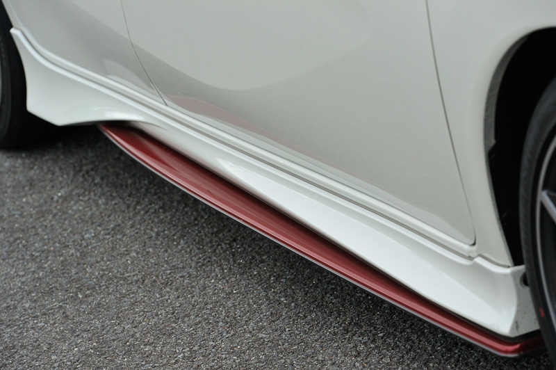 ボディー同色部分と“ニスモレッドアクセント”を組み合わせて構成する専用サイドシルプロテクター