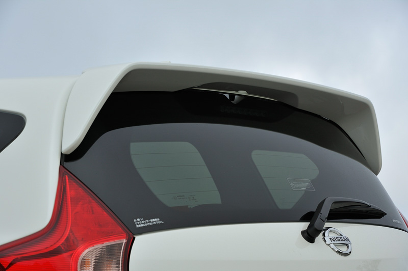 下方向まで長く伸びるルーフスポイラーや、フォグランプ付きとなるリアバンパーなどを使って空力特性をトータルチューニング。φ100の専用エキゾーストシステムはCVTモデルにはないNISMO Sだけのアイテムとなる