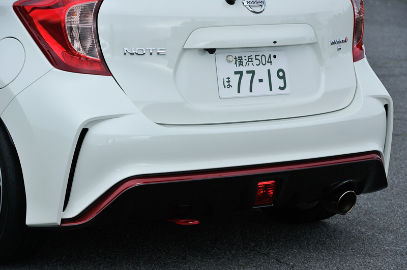 下方向まで長く伸びるルーフスポイラーや、フォグランプ付きとなるリアバンパーなどを使って空力特性をトータルチューニング。φ100の専用エキゾーストシステムはCVTモデルにはないNISMO Sだけのアイテムとなる