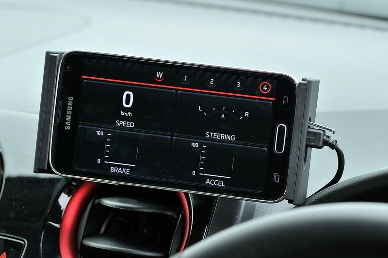 試乗車には「NissanConnect Nismo用データトランスミッターキット」が装着されており、アクセルやブレーキの踏み込み量、ステアリング操舵角、左右Gやヨーレートなどのリアルタイム情報をスマートフォンなどの画面に表示。データロガー機能も備えている