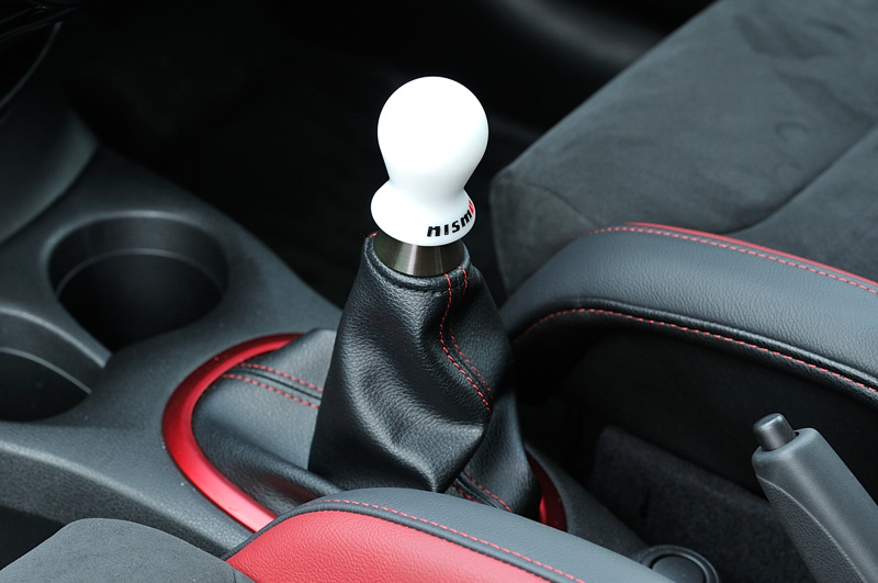 NISMO Sは専用チューンの直列4気筒DOHC 1.6リッターエンジンと5速MTの組み合わせ。白いジュラコン製シフトノブはオプション品