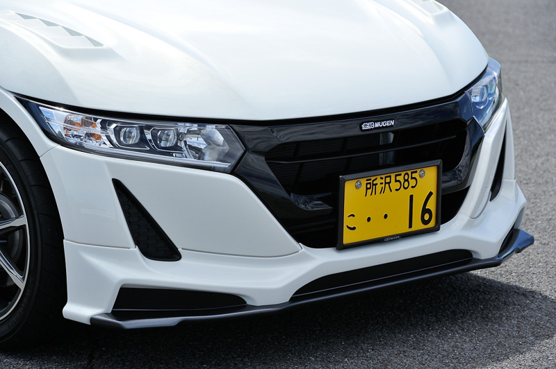 フロントバンパーの上から被せて装着するフロントアンダースポイラー、ツヤありブラック塗装のフロントスポーツグリルなどを使い、フロントマスクの印象を変更