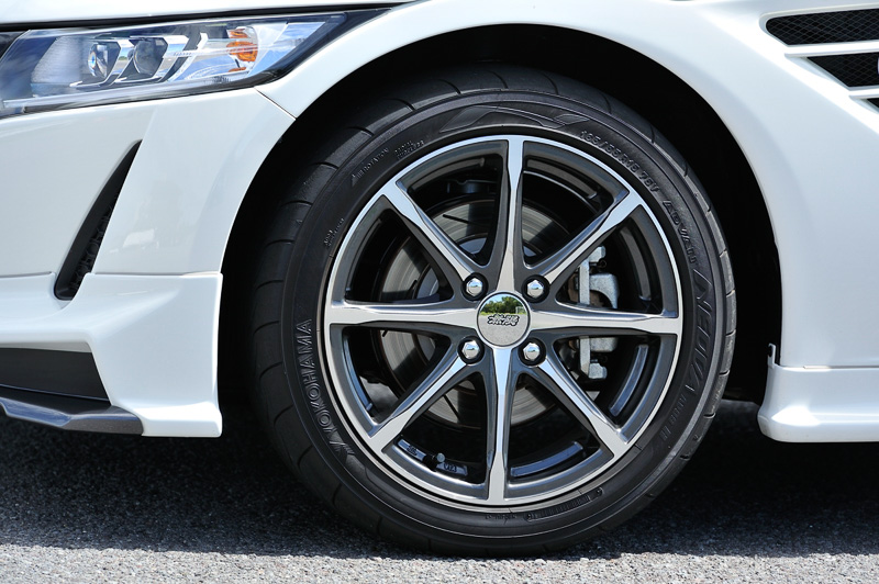 ワイド感を強調するデザインを採用する「MD8」アルミホイールは、フロント側を純正の5Jから5 1/2Jにサイズアップ。タイヤを横方向に引っ張って接地面積を拡大し、ステアリング操作に対する応答性やグリップ力向上を図る