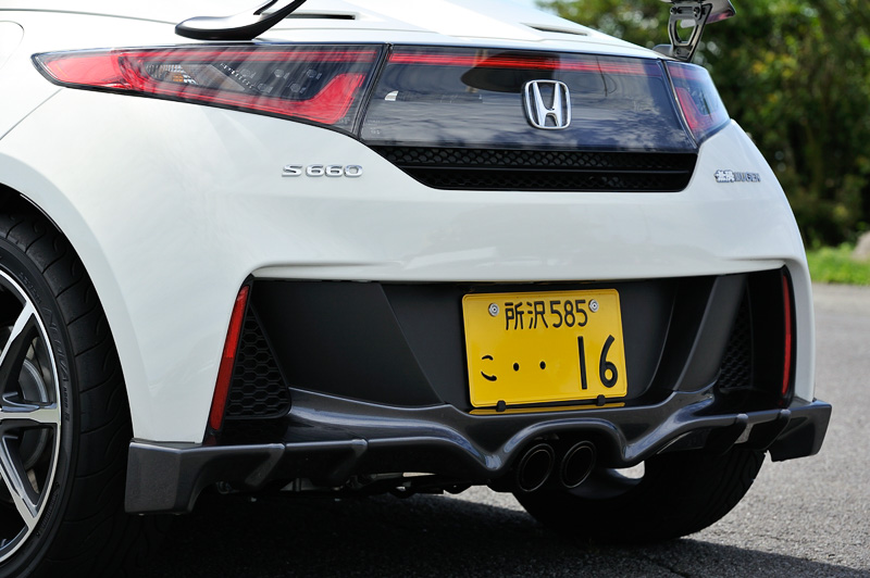 真空成型のPPE製リアアンダースポイラーは、両サイドがリアフェンダーより外側まで張り出してワイド感をアピール