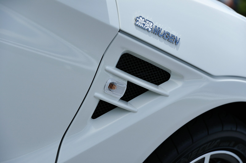 前後のフェンダーやエアロボンネットなど、ボディー各所にスリットを追加して冷却性能を向上させている