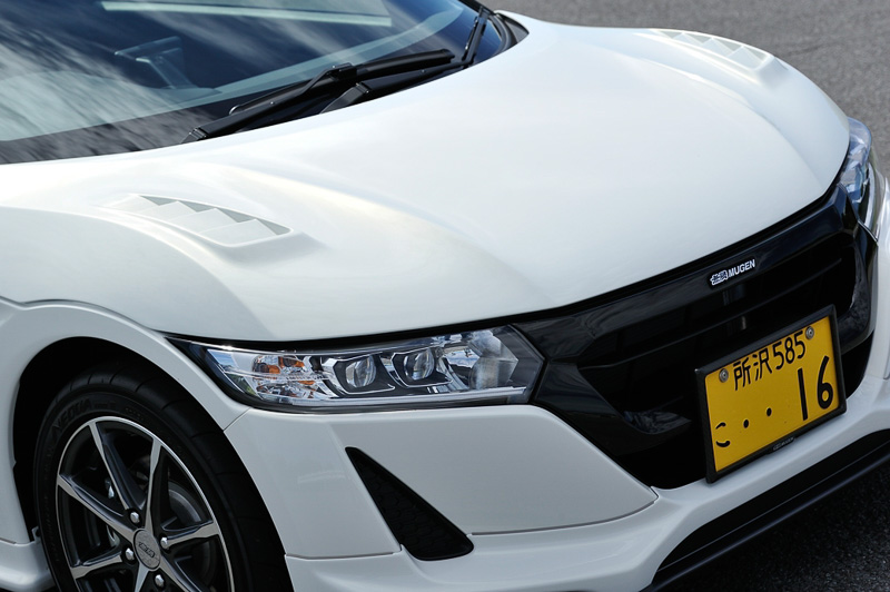 前後のフェンダーやエアロボンネットなど、ボディー各所にスリットを追加して冷却性能を向上させている