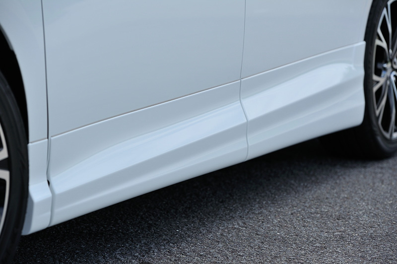 スパーダシリーズはカラードサイドシルガーニッシュを標準装備しているが、これを取り外して入れ替える無限製サイドガーニッシュ