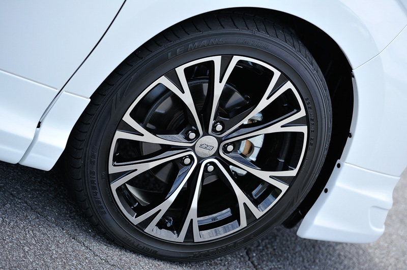 10本のスポークをリム近くでツインスポークに変化させ、実際以上のサイズ感を表現する「MDM」18インチアルミホイール。リムにはスピニング加工を施しており、薄さによる軽量化と高い剛性を両立させる