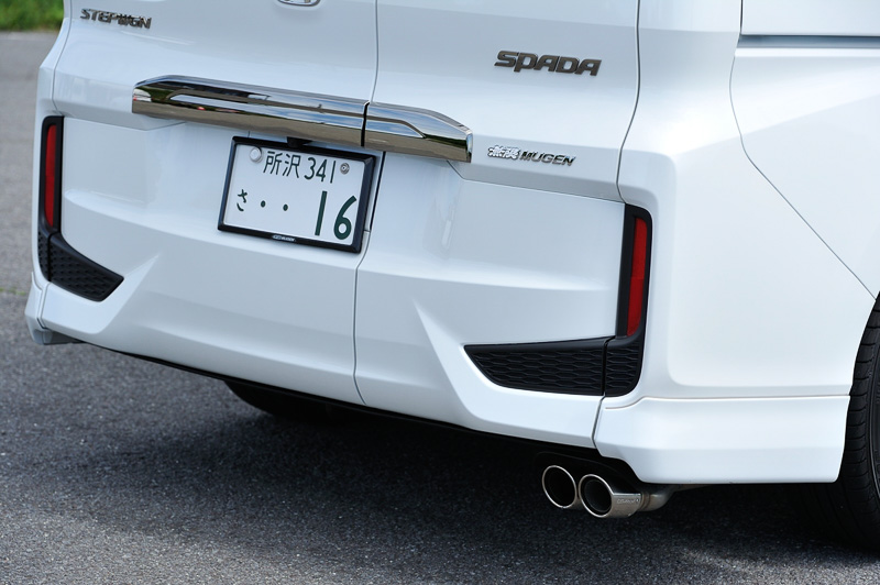 5代目ステップワゴンはリアゲートにバンパーを備え、いっしょに跳ね上げられることもあるため、リアアンダースポイラーは両サイドに控えめなサイズで設置される製品