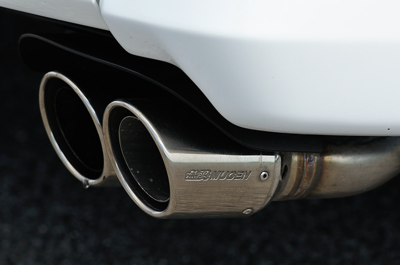 チタン製のフィニッシャーにデボス加工で無限ロゴが入るスポーツサイレンサー。バンパーごとリアゲートが開く5代目ステップワゴンでの使用に合わせ、熱くなったフィニッシャーに人が触れて火傷をしないよう、上部をカバーするマフラーガーニッシュが付属する