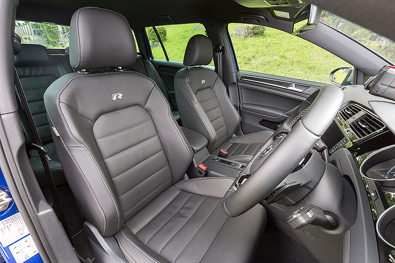 インテリアではR専用レザー3本スポークステアリング、ブラックのレザーシートなどを装備。ラゲッジスペースは通常で605L、後席を倒せば最大で1620Lまで拡大可能