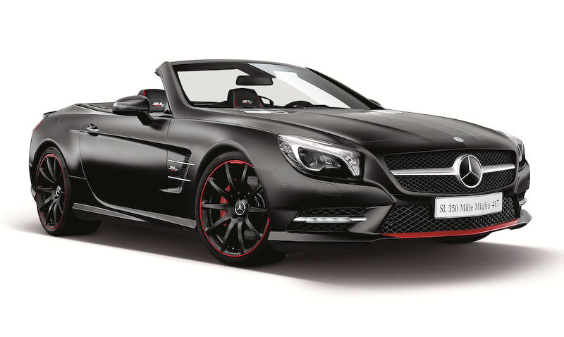 エクステリアではフロントとリアのスポイラーリップ、AMGマルチスポークアルミホイールのリムエッジ部、ブレーキキャリパーにレッドのアクセントが入る