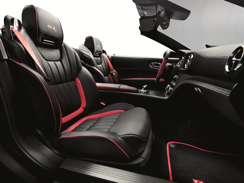 インテリアでもシートステッチ、センターコンソール、ステアリングのグリップ部などにクラシックレッドのアクセントが配される