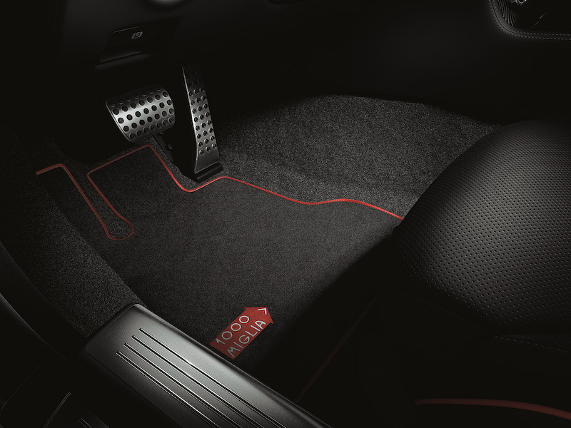 インテリアでもシートステッチ、センターコンソール、ステアリングのグリップ部などにクラシックレッドのアクセントが配される