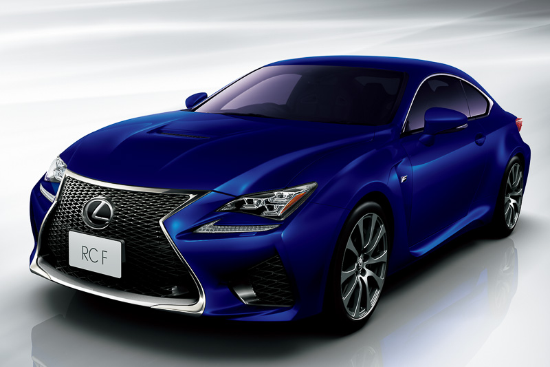 レクサスチームのSUPER GT参戦車両となっている「RC F」（左）、レクサスブランドのフラグシップモデルとして発売された2シータースポーツカー「LFA」（右）などの車両展示も実施