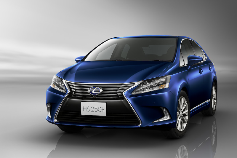 新色として追加されたディープブルーマイカとアンバークリスタルシャイン（ともにHS250h“version L”）