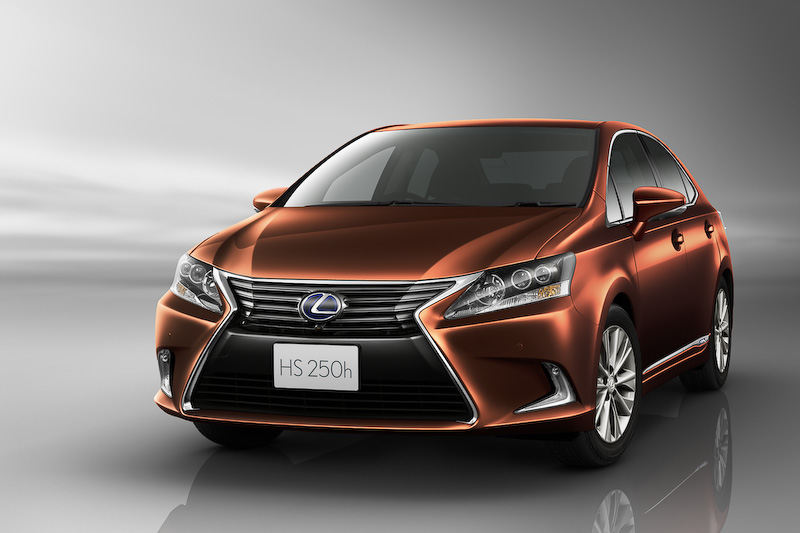 新色として追加されたディープブルーマイカとアンバークリスタルシャイン（ともにHS250h“version L”）