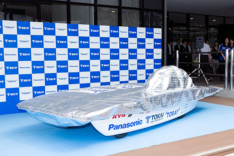 ボディーカバーが掛けられた2015年型「Tokai Challenger」