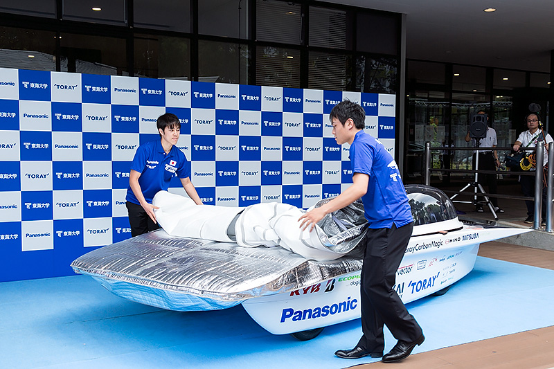 学生の手でアンベール