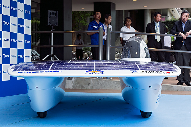 ボディーが薄く下部が左右対称となったことで見た目にも安定感がアップ