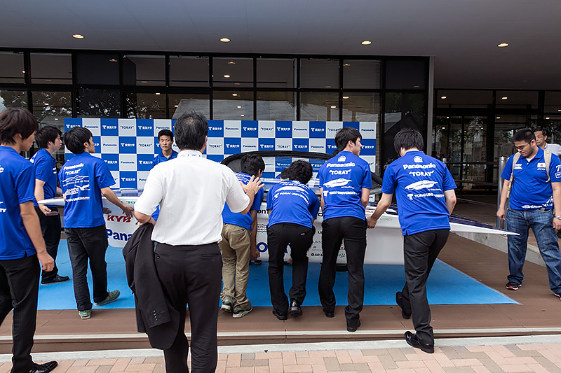 学生10人ほどで持ち上げられるほど軽い