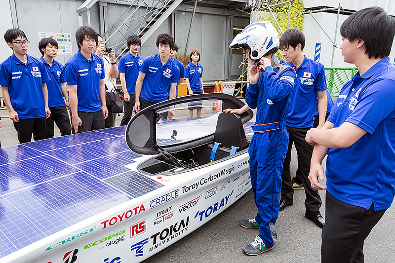 電池が載る上部カバーを取り外さずに乗り降りが可能