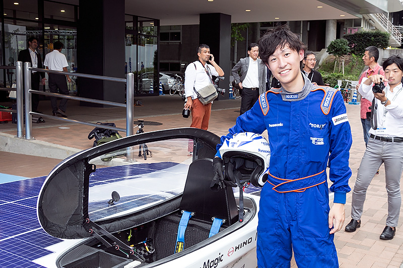ドライバー4人のうちの1人、工学部 精密工学科3年生 高柳光希氏。90km/hぐらいで巡航して300kmほど走るという。コクピット内の温度は45度まで上がるそうだ