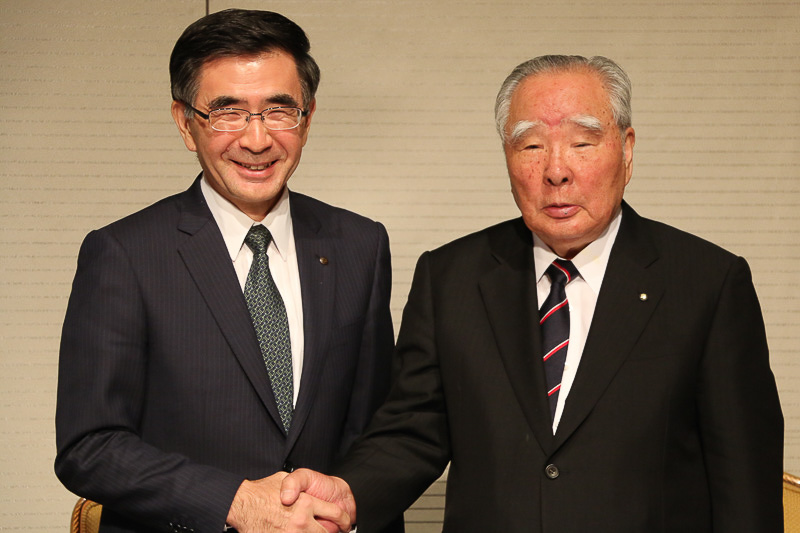 左から、スズキ代表取締役社長（COO）の鈴木俊宏氏と代表取締役会長（CEO）の鈴木修氏