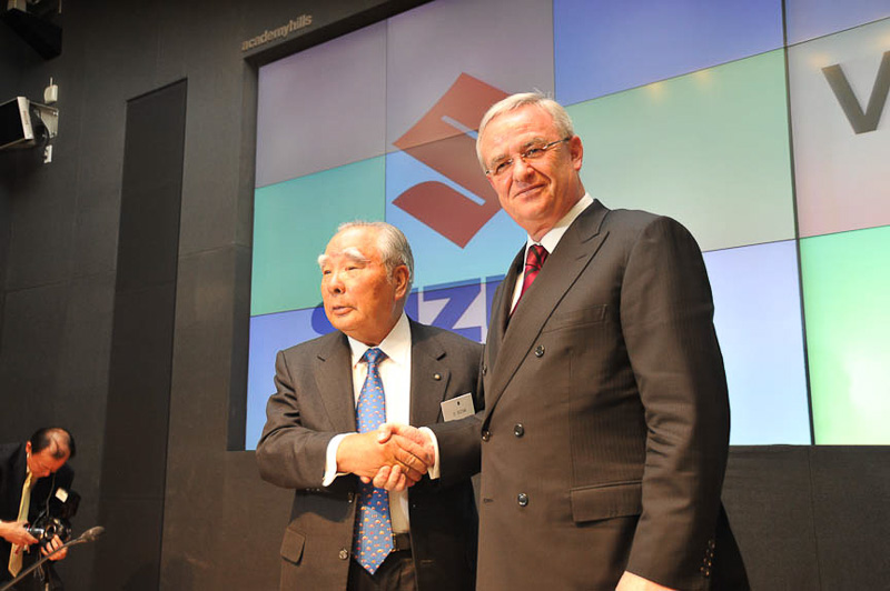 2009年の提携合意発表で握手するスズキの鈴木修会長（左）と独フォルクスワーゲンのマルティン・ヴィンターコルン会長