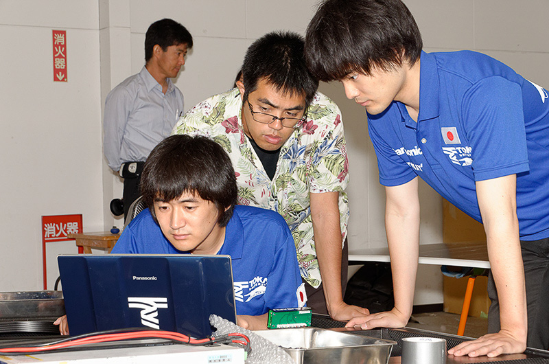 黙々と作業を進める学生ら