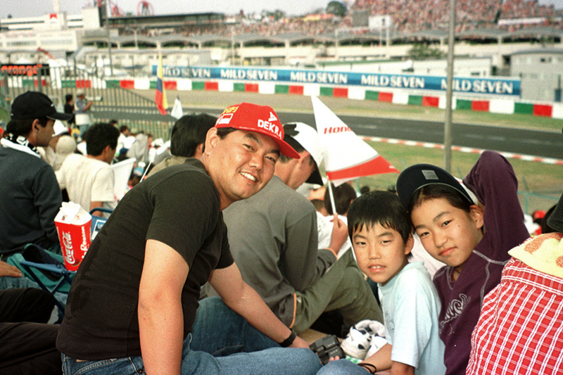 2001年と2002年のF1日本グランプリで撮影。S字付近は自由席だった。当時小学生だった娘は、今年出産をして母親となっている