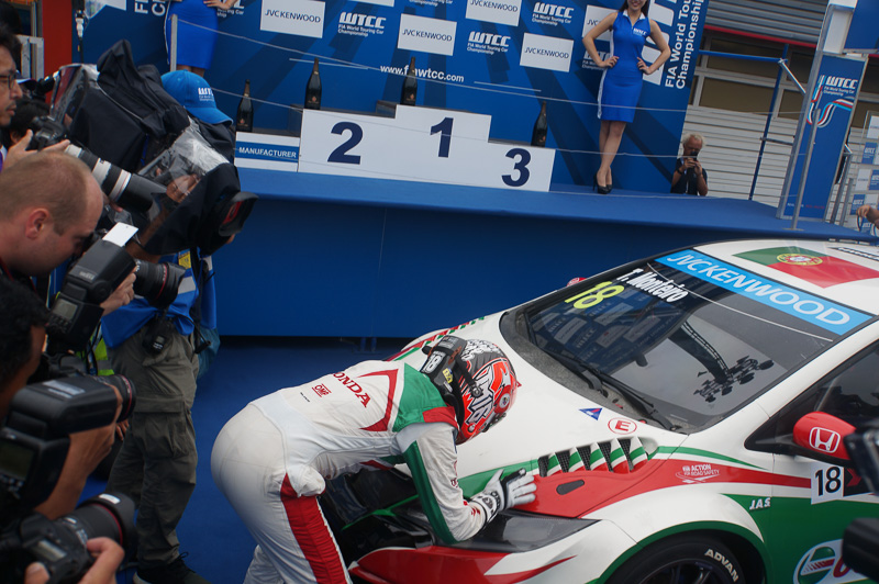 優勝後、ウイナーズサークルに戻ってきたホンダ・シビックWTCCとティアゴ・モンテイロ選手。最後はスタッフの輪の中に飛び込んでいった
