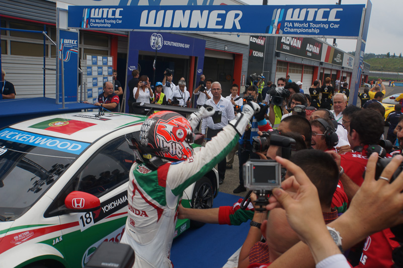 優勝後、ウイナーズサークルに戻ってきたホンダ・シビックWTCCとティアゴ・モンテイロ選手。最後はスタッフの輪の中に飛び込んでいった