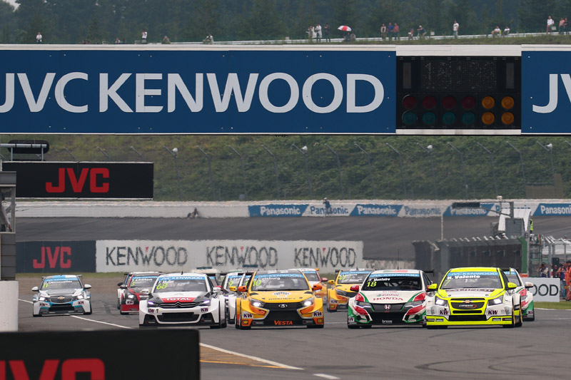 ロケットスタートを決める18号車 ホンダ・シビックWTCC ティアゴ・モンテイロ選手