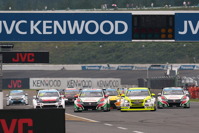 ロケットスタートを決める18号車 ホンダ・シビックWTCC ティアゴ・モンテイロ選手