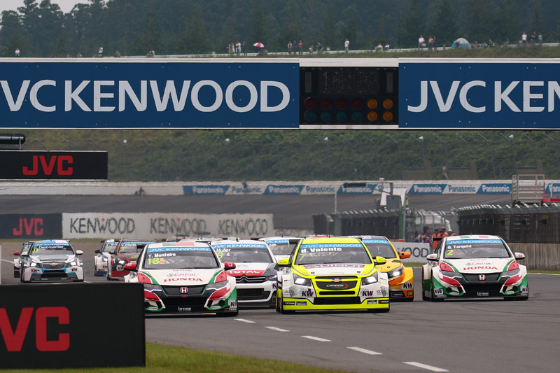 ロケットスタートを決める18号車 ホンダ・シビックWTCC ティアゴ・モンテイロ選手