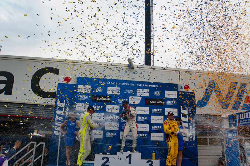 レース2の表彰台では歓喜のシャンパンファイト