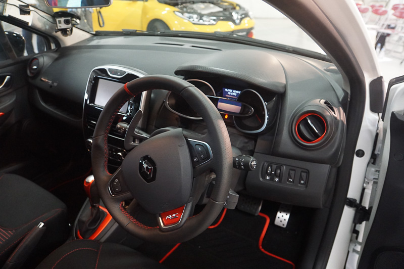 コックピット周り、ハンドルにはパドルシフトが用意されている