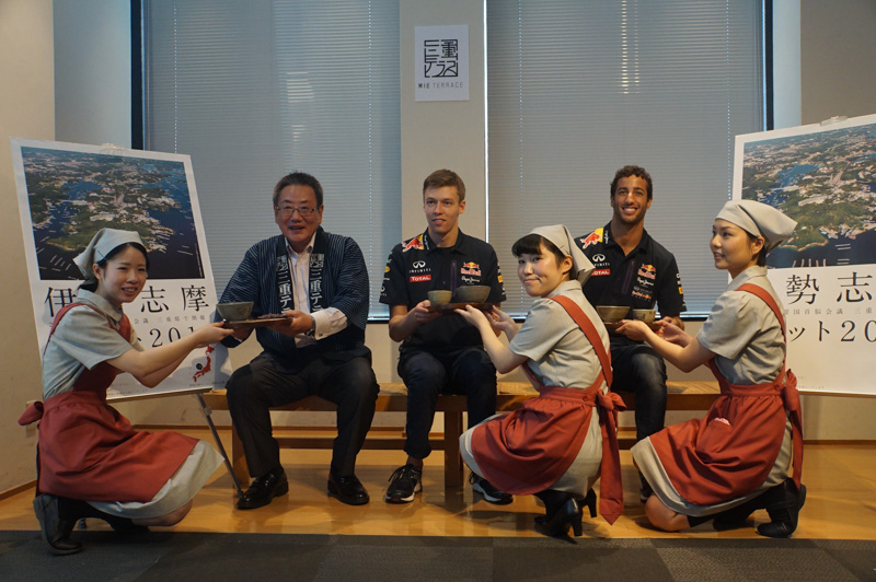 ニンニンジャーが小さなお友達のところへ行った後は、三重県を代表する和菓子赤福でおもてなし