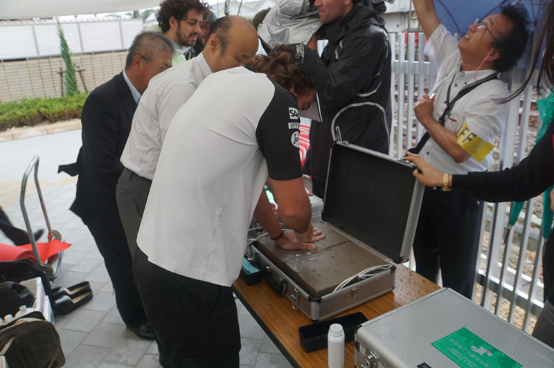 アロンソ選手も手形を押す