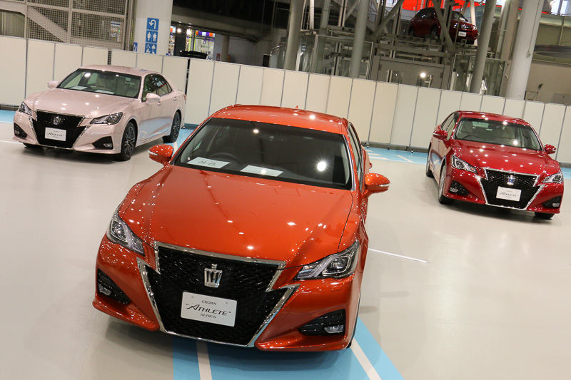 メガウェブでは2016年1月末まで「茜色」「翡翠」「白光」など6色の「ジャパンカラーセレクションパッケージ」仕様クラウン アスリートを展示予定