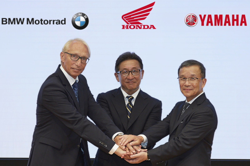 写真左から、BMW Motorrad モーターサイクル研究開発本部長 カール・ビクター・シャラー氏、本田技研工業 執行役員 鈴木哲夫氏、ヤマハ発動機 副社長兼技術本部長 木村隆昭氏